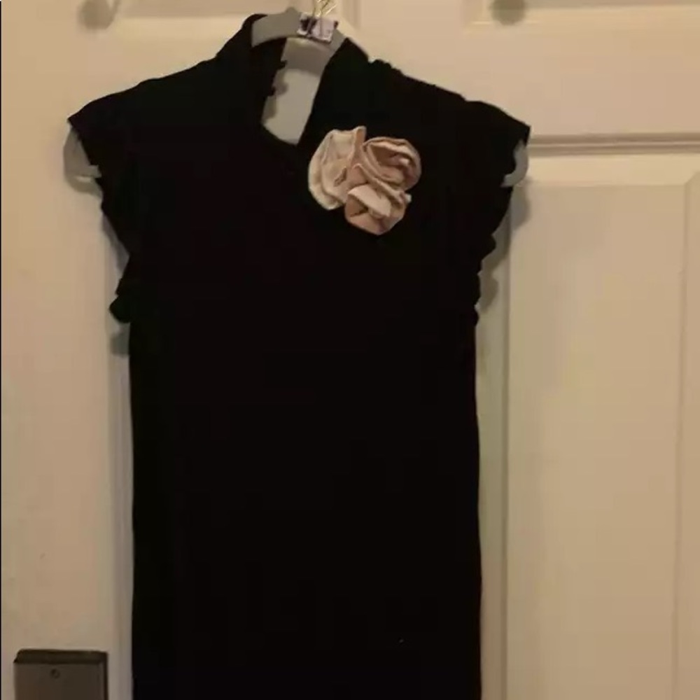 Turtleneck blouse with fly sleeves and cloth rose